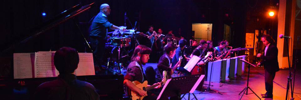 Big Band UPLA compartió escenario con artistas de la Nueva Ola
