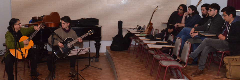 Técnica de enseñanza basada en la guitarra campesina fue expuesta por docente Daniel Díaz