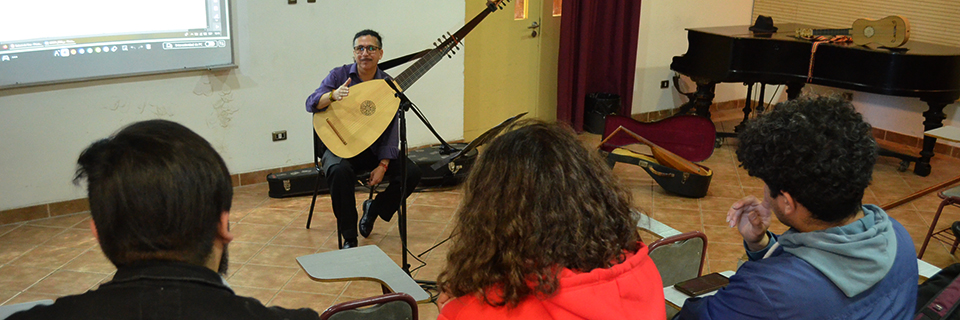 Músico Daniel Díaz ofreció charla-concierto de guitarra barroca y tiorba en Facultad de Arte