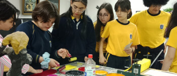 Artistas UPLA llevaron taller de grabado cartongráfico a instituto Rafael Ariztía de Quillota