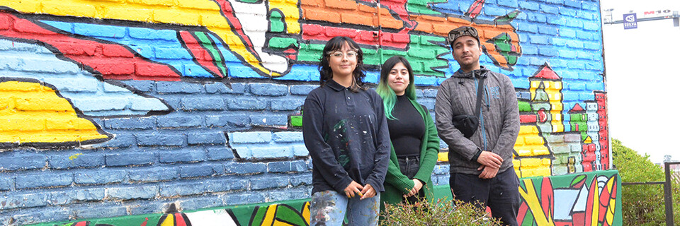 Estudiantes de Artes Plásticas UPLA pintan murales alusivos al reencuentro y al exilio en Escuela de Viña del Mar