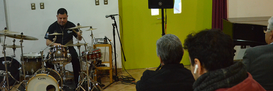 Clínica de batería presentó Pedro Barahona en la Facultad de Arte