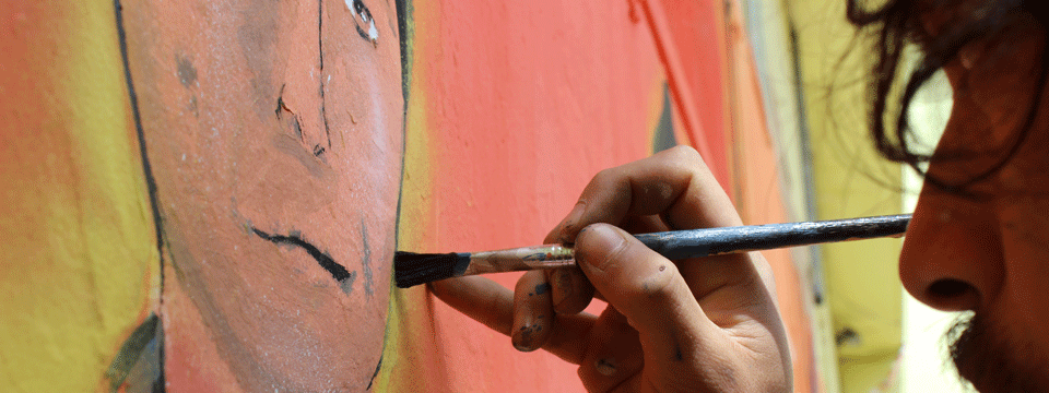 Estudiantes de Arte pintan mural junto a niños del SENAME