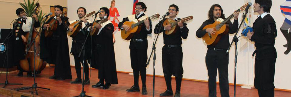 Tuna de la Facultad de Arte continúa su periplo musical en Liceo José Cortés Brown