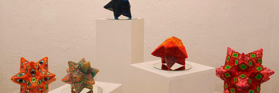 Artista UPLA presenta colorida exposición de esculturas en Valparaíso